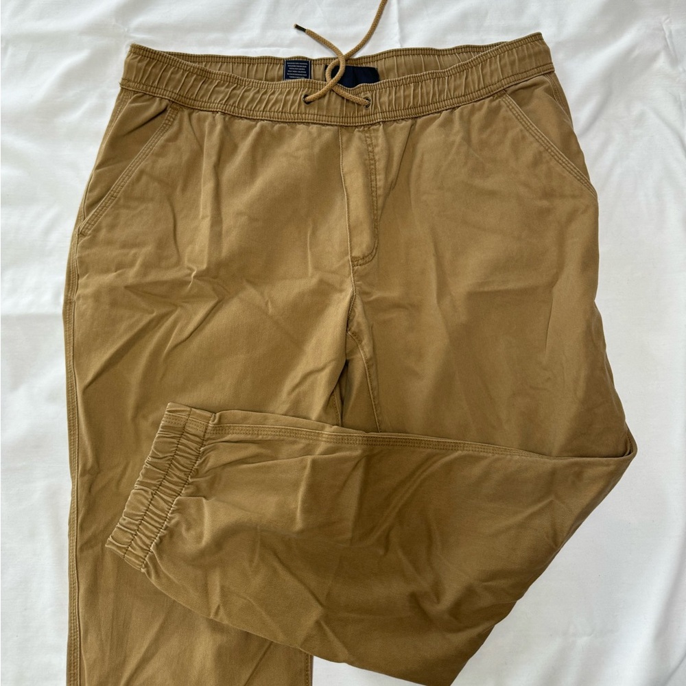 Men’s jogger pants.